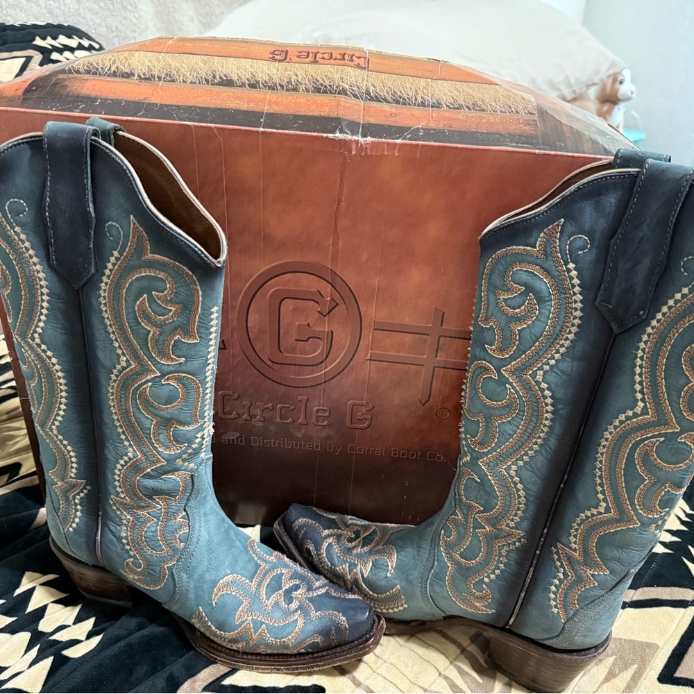 Circle G Teal and Tan Embroidered Boots